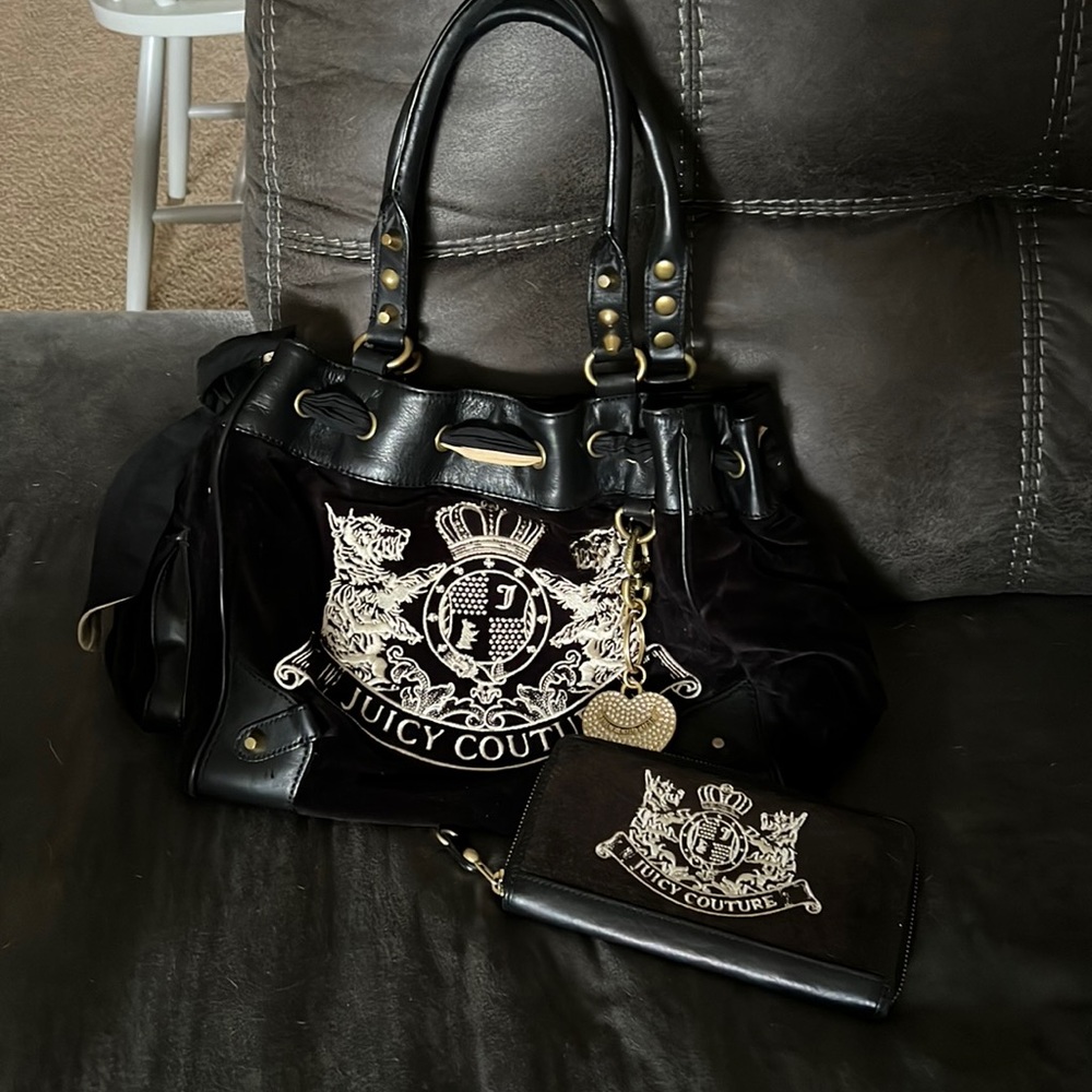 Classic Juicy Couture bag with matching wallet from the the late 2000s!